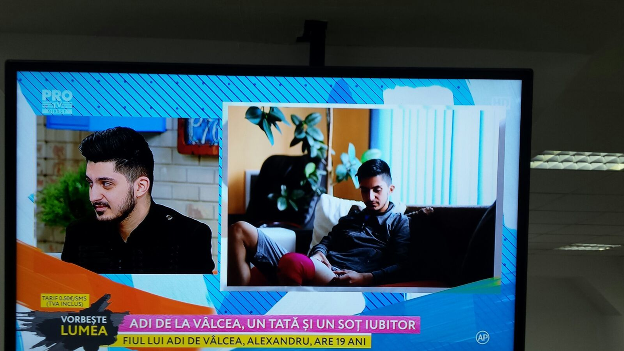 ADI DE LA VÂLCEA a spus totul în direct! Soţia sa era de faţă. Iată motivul incredibil pentru care nu va cânta de Crăciun