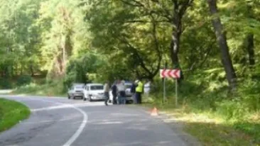 I-au găsit morți, în pădure, cu sticle de spirt lângă ei