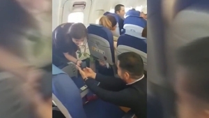 Cerere în căsătorie la 10.000 de m altitudine, pe ruta Amsterdam Bucureşti! S-a lăsat cu lacrimi
