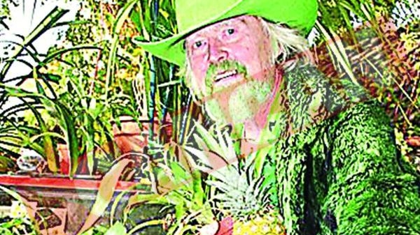 E insurat de 38 de ani cu un ananas