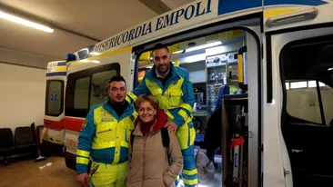 Această femeie grav bolnavă a fost ajutată de cadrele medicale din Italia să ajungă acasă la Oneşti ca să moară. Gestul a fost unul care a impresionat pe toată lumea