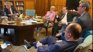 Totul s-a aflat la ”Sinteza Zilei”! Cine a făcut poza ”buclucașă” cu Orban și miniștrii la cheful din Guvern