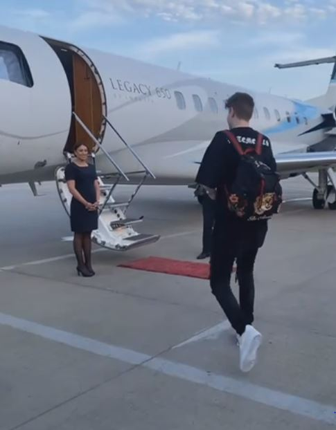 Julius se îndreaptă spre avionul privat