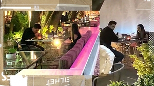 Selly și-a „sechestrat” iubita la restaurant