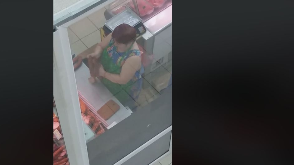 O angajată a unui supermarket din Cernăuți, filmată în timp ce ștergea mezelurile cu cârpa!