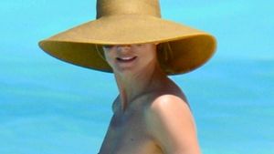 Heidi Klum arata impecabil la 41 de ani! Modelul a ramas in sanii goi pe o plaja din Bahamas, iar imaginile sunt aici