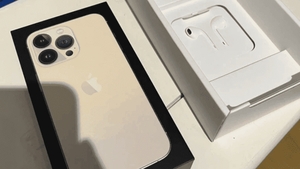 O femeie din Suceava a cumpărat un iPhone de pe un site de anunțuri și era să leșine când a deschis cutia. Ce era înauntru