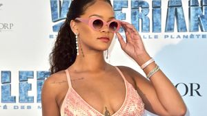 Rihanna, imagine de infarct! S-a pozat fără sutien!