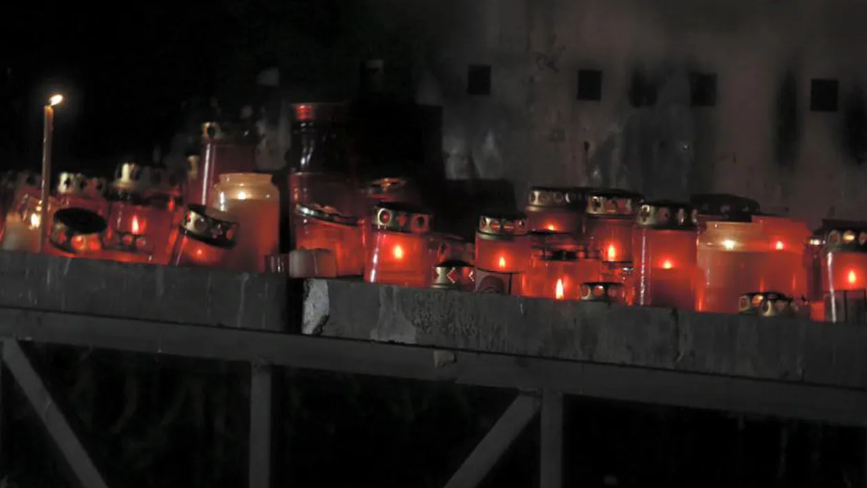 Oamenii s-au strans din nou la Colectiv. Au venit cu lumanari si cate o garoafa alba pentru a cinsti memoria victimelor!