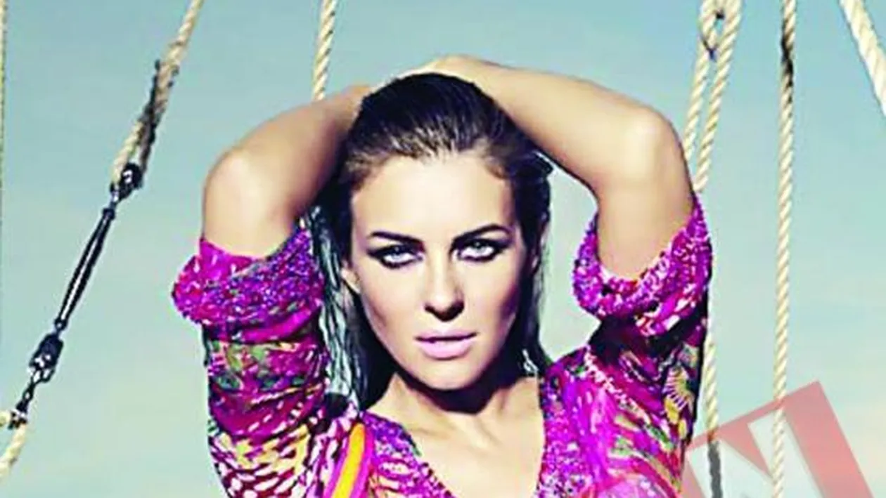 Liz Hurley, in bikini la 42 de ani