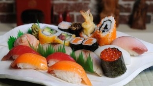 A mancat sushi si a ajuns de URGENTA la spital! Ce se afla in micile rulouri de peste. Caz real