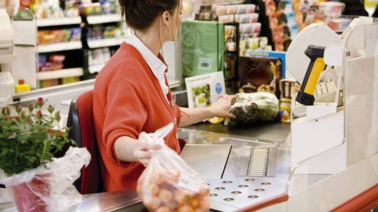 Câți lei câștigă o casieriță de la Carrefour România. Nu te vei mai răsti la ele, după ce vei afla ce salarii lunare au