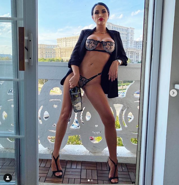 Și-a pus Daniela Crudu din nou silicoane? Asta pare din imaginea de pe Insta