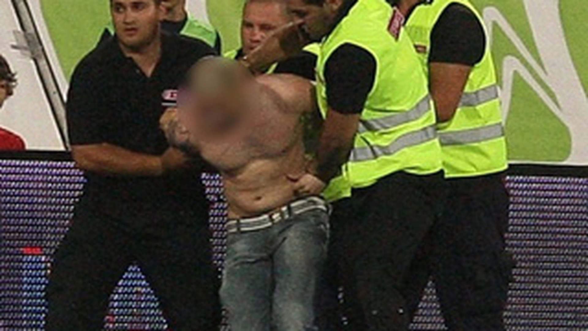 Cei doi suporteri care au intrat pe teren la meciul Pandurii-Steaua sunt cercetati penal
