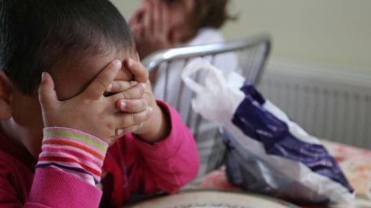Băieţelul de la casa de copii care îşi caută o familie! Mesajul emoţionant ce a devenit viral pe Facebook:,,Îşi bagă singurel suzeta în gură….‘’