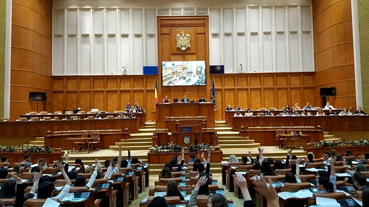 Parlamentul a votat creșterea pensiilor cu 40%. PNL anunță că va ataca legea la CCR. Propunerea PSD a trecut cu votul UDMR