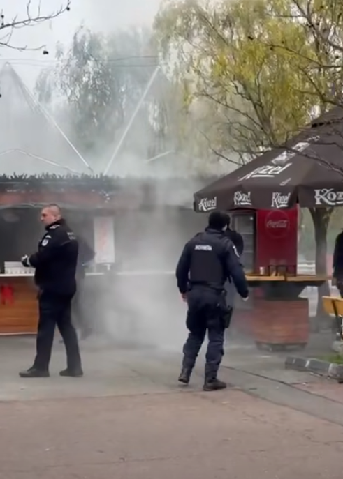 Incendiu la un târg de Crăciun din Capitală! O căsuță din lemn a aras ca o torță
