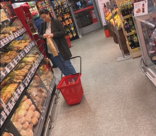 Gabriela Cristea a ”valsat” printre rafturi, bucurându-se la maximum de partida de shopping