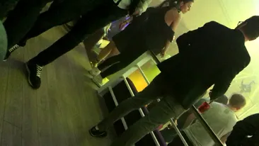 Am filmat întregul moment! Cunoscutei blogeriţe i-a ”zburat” bluza de pe ea în timp ce dansa în club…