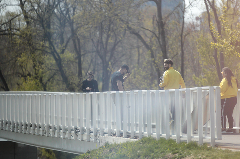 Dorian Popa, ședință foto pe un pod din parcul Herăstrău