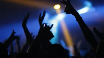 O seară la club s-a transformat într-un adevărat fiasco pentru o tânăra. Lumina UV i-a expus lenjeria intimă