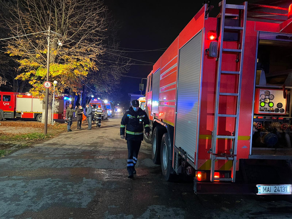 Incendiu violent la Spitalul de Boli Infecțioase din Ploiești. Două persoane au murit, iar alte 20 au fost evacuate