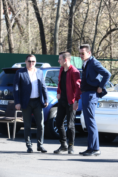 Edy Power (primul din stânga), împreună cu Mario Iorgulescu la terasă (primul din dreapta)