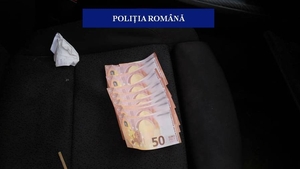 Acțiune în forță a polițiștilor! Trei bărbați, ridicați pentru că au pus în circulație bancnote false de 50 de euro