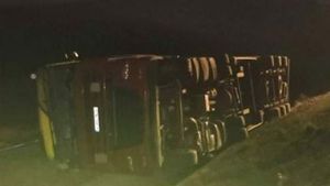Un şofer de TIR beat a răsturnat camionul plin cu diluanţi, la Cluj. O tonă de substanţă inflamabilă, pe şosea