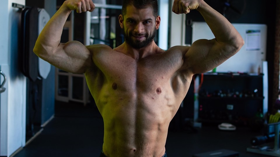 El e culturistul român care se antrenează și-n bucătărie pentru titlul de Mr. Olympia: ”Îmi prinde bine această perioadă!”