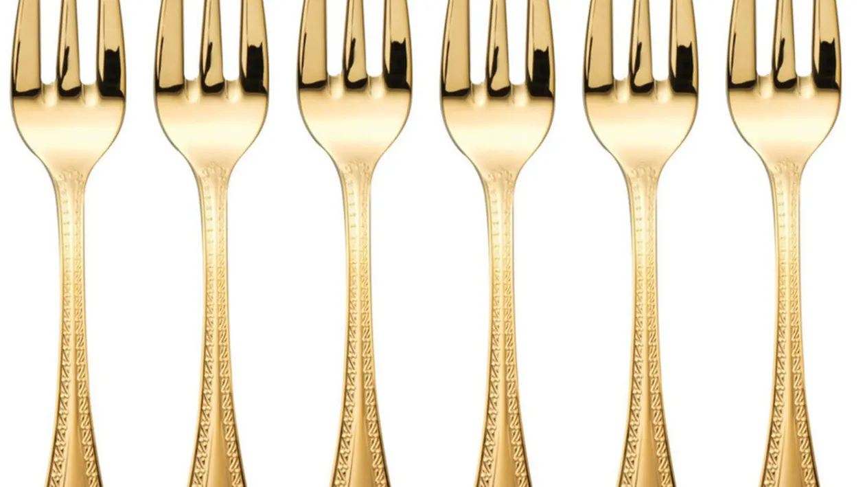 O firma bucuresteana a comandat tacamuri Versace contrafacute in China. Valoare: 1 milion de euro! Ce s-a intamplat pe drum cu ele