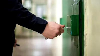 Cât costă și cât produc deținuții din sistemul penitenciar din România? Condamnații care muncesc încasează 40% din veniturile obținute
