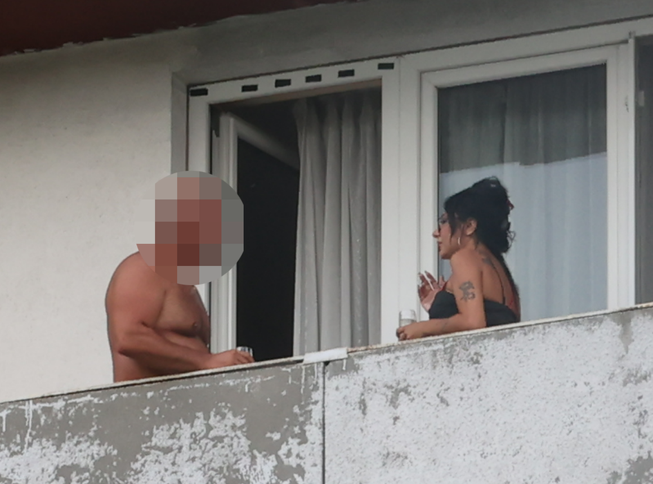 Milionarul și Ioana Popescu discută relaxați pe balcon (Foto: CANCAN.RO)