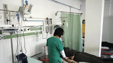 O poliţistă şi fostul său superior la spital, după ce femeia l-ar fi înjunghiat pe bărbat în abdomen