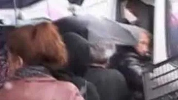 VIDEO Credinciosii din Oradea s-au batut pe sarmale si cozonac dupa o slujba