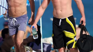 Calvin Klein, cu iubitul la plaja