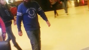 1-Q Sapro este un familist convins! Isi petrece weekend-ul cu sotia la cinematograf! Vezi cum arata partenera lui de viata!