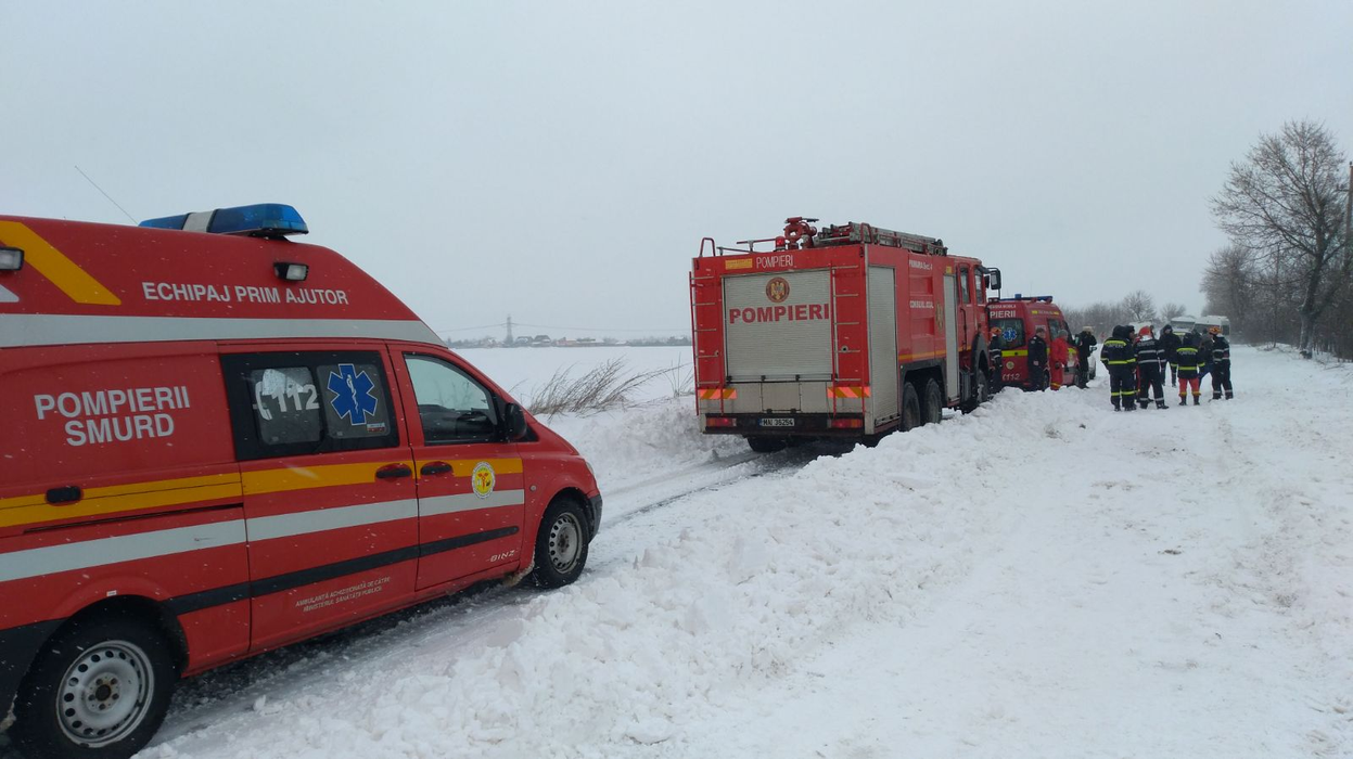 Mai multe echipaje de salvatori au intervenit pentru deblocarea DN 4