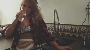 Corina preferă apa de la robinet: ”E cel mai răcoritor lucru după un concert!”