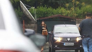Sora Monicăi Gabor trăieşte pe picior mare! Poartă nonstop 8000 de euro la ea!