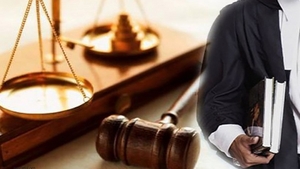 Un avocat, aflat în timpul unei audieri online, a uitat să-și închidă ulterior camera. În ce ipostază jenantă a fost surprins