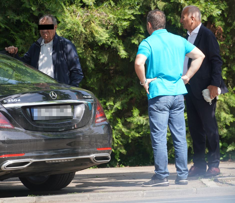 Costel Bucur discută cu amicii lui