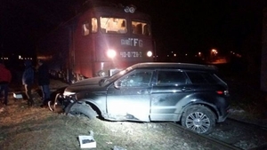 Un accident feroviar a avut loc în Capitală! O maşină în care se aflau trei persoane a fost grav avariată