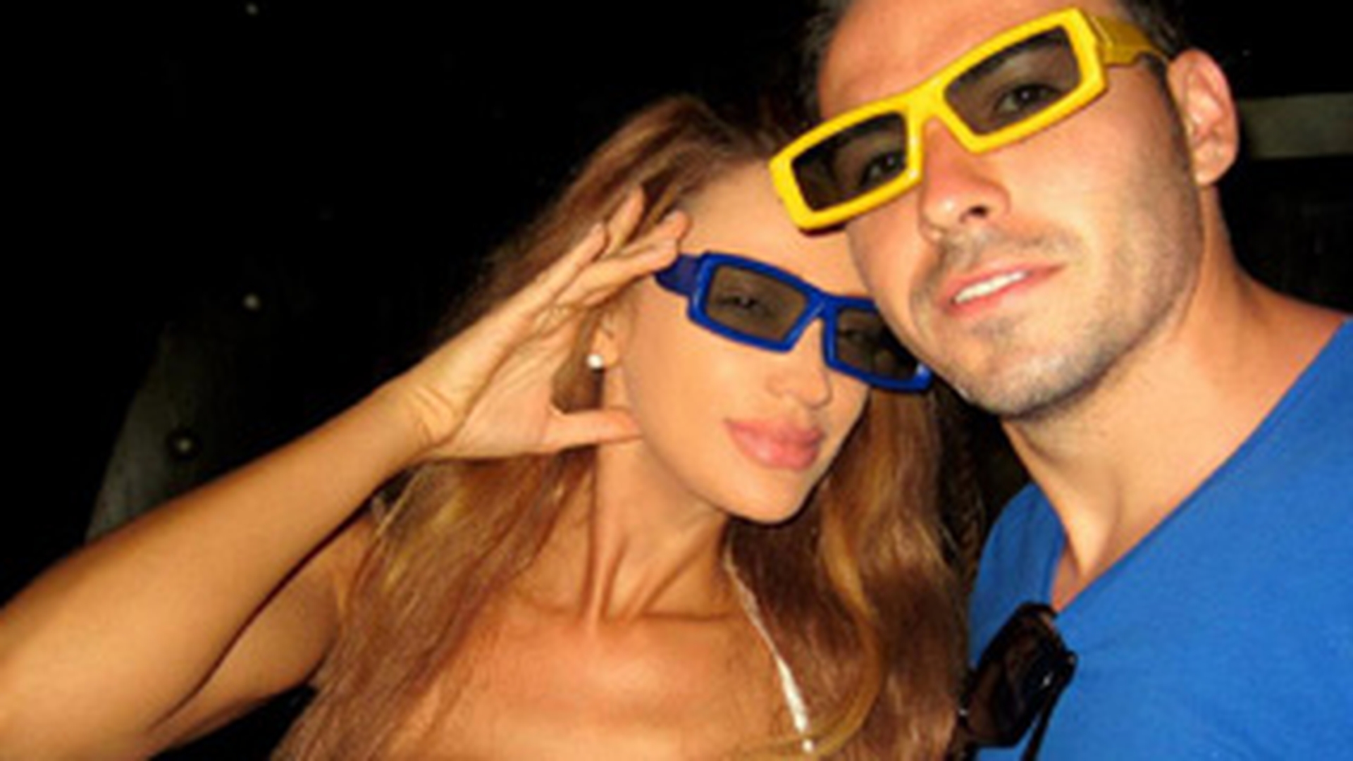 Bianca Dragusanu si Adrian Cristea au dat in mintea copiilor! Si-au pus ochelari de carnaval si au pozat sexy!