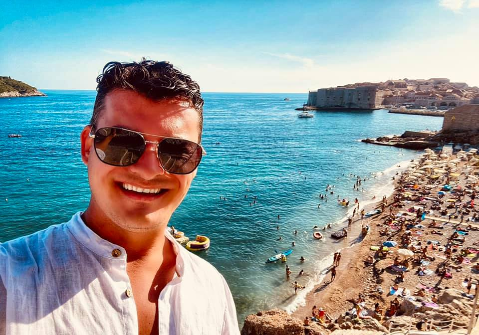Mărturiile cutremurătoare ale lui Fabio, artistul lovit cu lanțul în figură de tatăl vitreg: ”Mi se pune un nod în gât când mă uit în oglindă!”