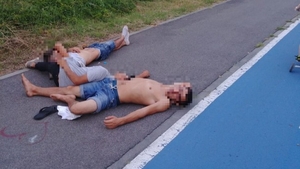 “Zombie” pe malul Mureșului! Cum au fost fotografiați 3 tineri