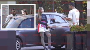 ”Făt-Frumos” n-a stat pe gânduri: a văzut-o singurică și... A agățat-o în parc pe Iulia Albu! IMAGINI TARI