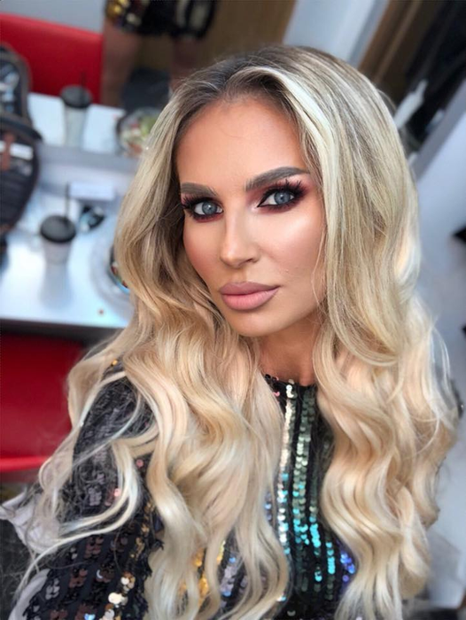 Andreea Bănică, dezbrăcată complet în cada plină cu apă și flori. Ipostaza incendiară în care a fost pozată