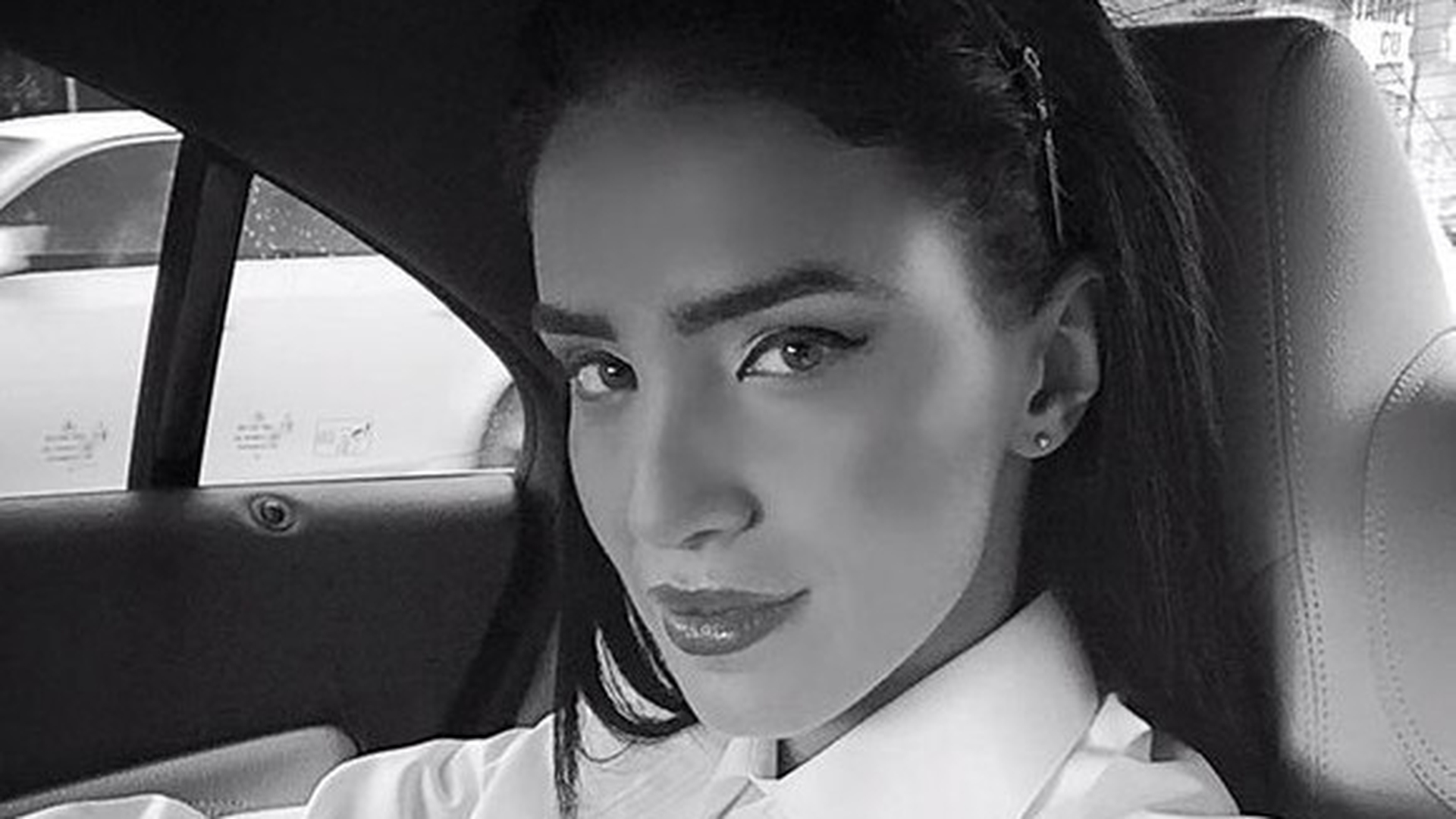 ADELINA PESTRIŢU şi-a transformat maşina în taxi!