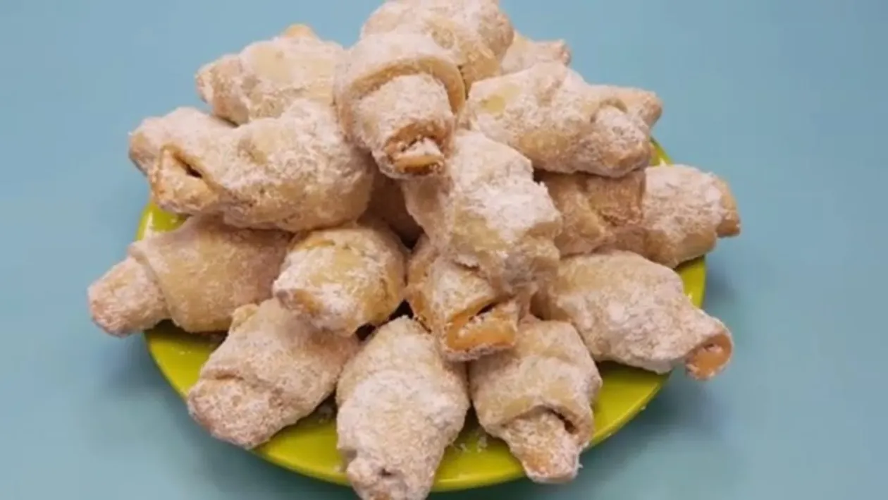 Rețetă simplă și rapidă de cornulețe din untură cu rahat sau cu cremă de ciocolată